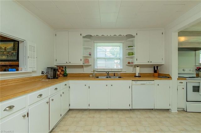606 3rd Avenue, Mayodan, NC 27027