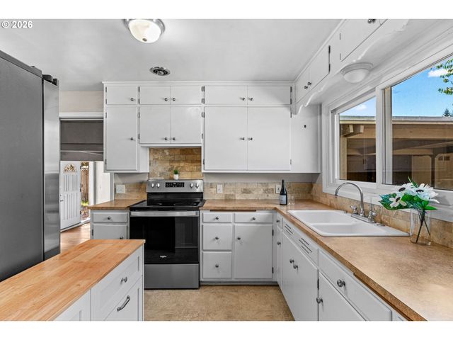 2250 DEVOS St, Eugene, OR 97402