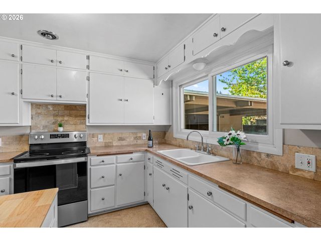 2250 DEVOS St, Eugene, OR 97402