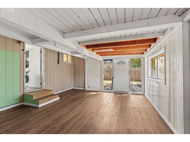 2250 DEVOS St, Eugene, OR 97402