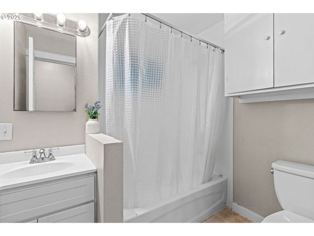 2250 DEVOS St, Eugene, OR 97402