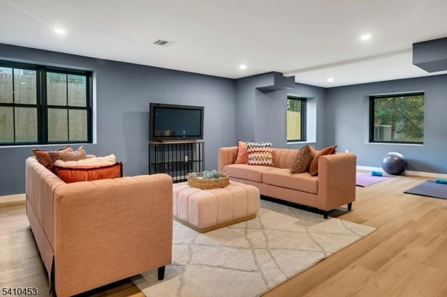 83 W End Ave, Summit City, NJ 07901