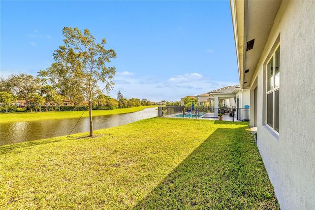 4242 Rosa Dr, Deerfield Beach, FL 33064