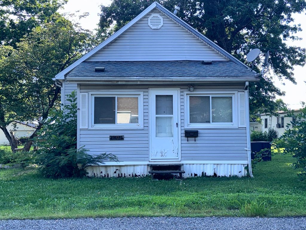 Image 1 of property listing at 1004 S Cherry Street, Centralia, IL 62801
