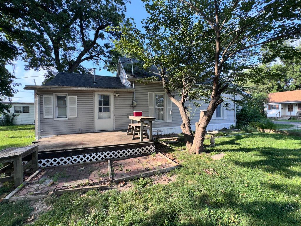 Image 2 of property listing at 1004 S Cherry Street, Centralia, IL 62801