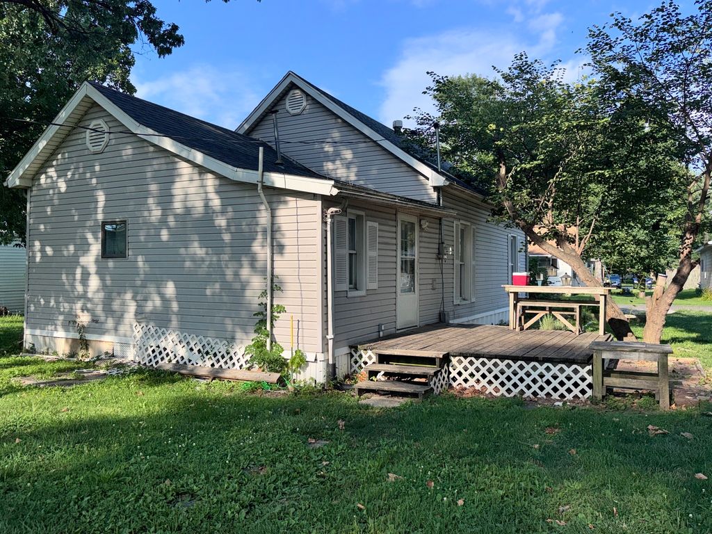 Image 3 of property listing at 1004 S Cherry Street, Centralia, IL 62801