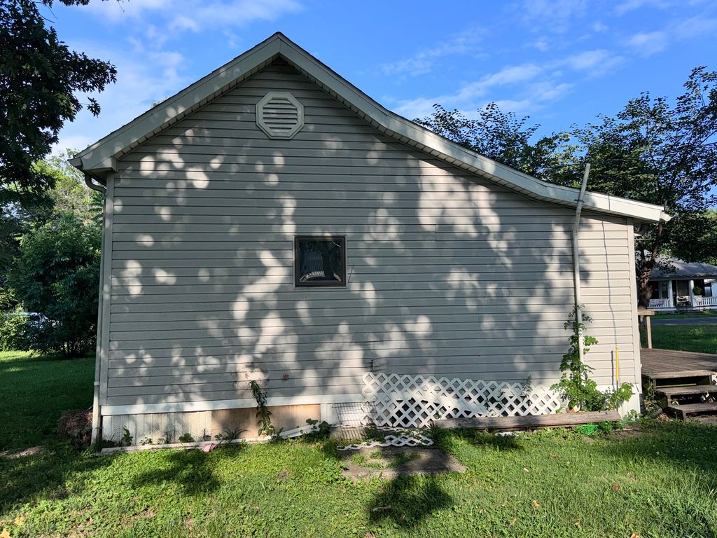 Image 4 of property listing at 1004 S Cherry Street, Centralia, IL 62801