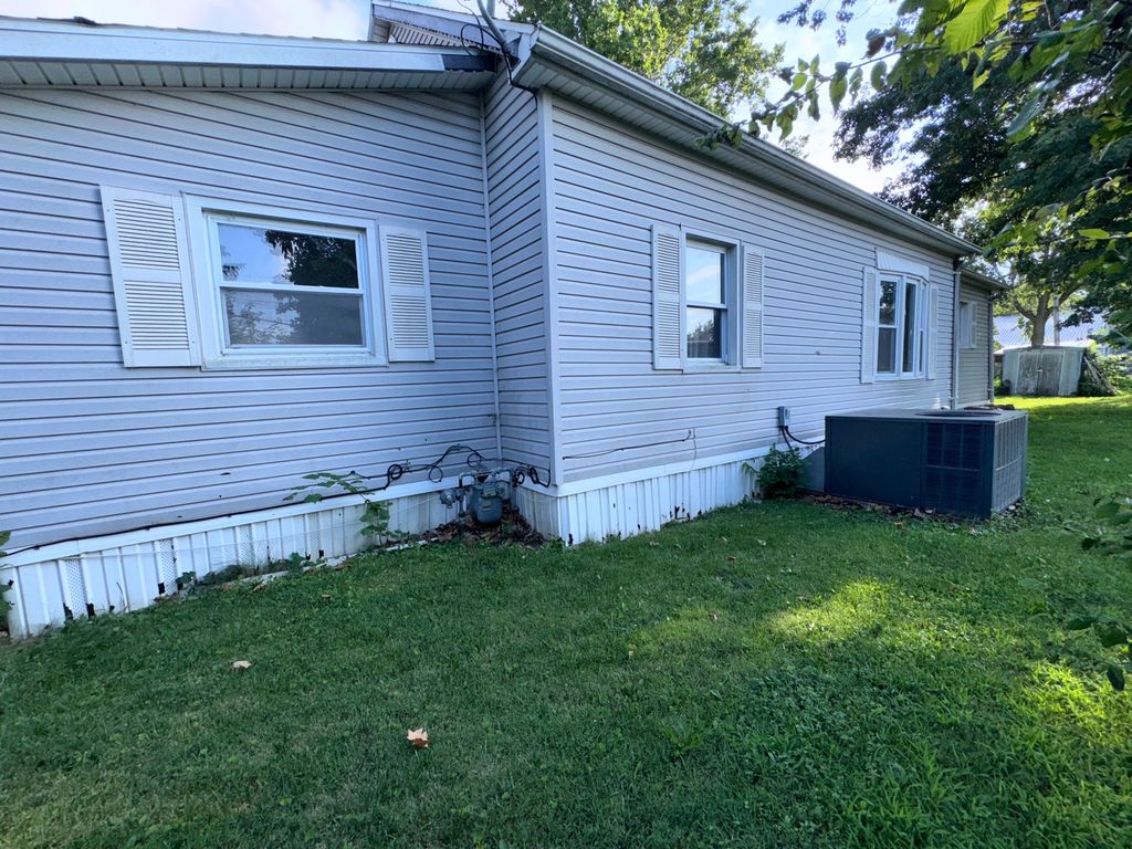 Image 5 of property listing at 1004 S Cherry Street, Centralia, IL 62801
