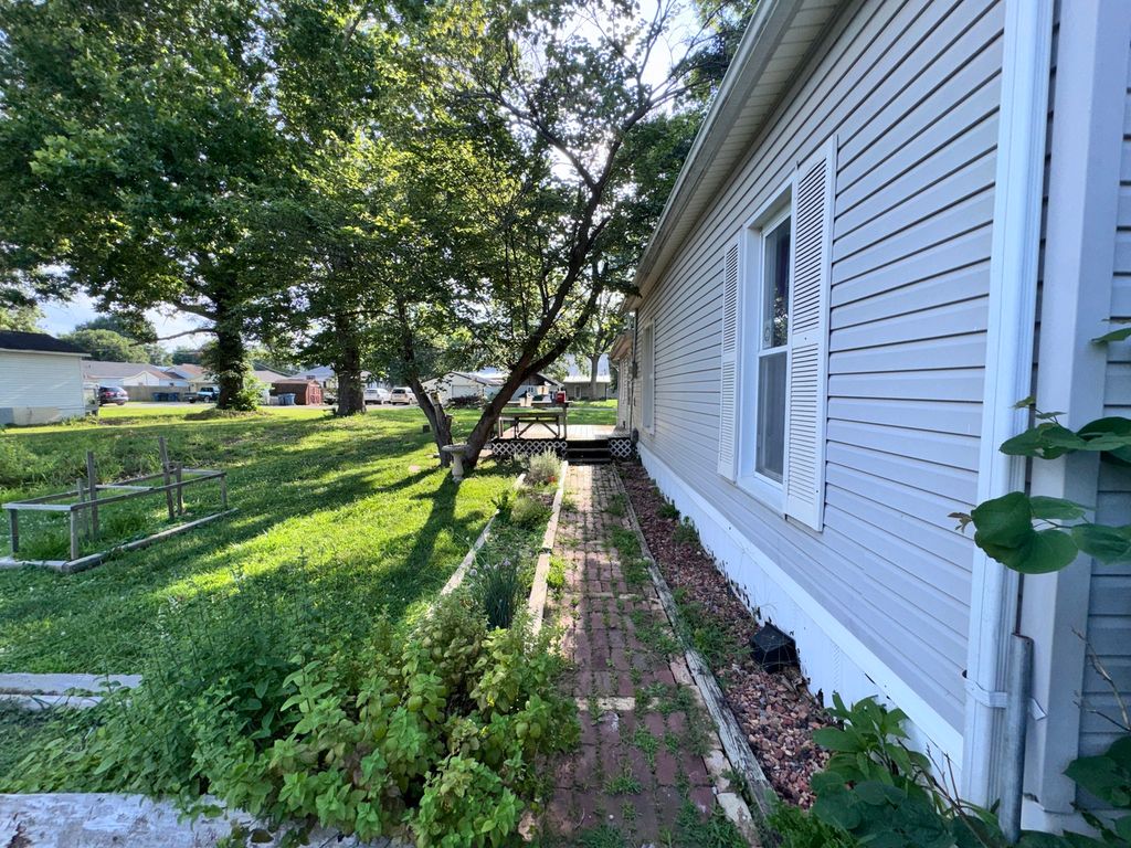 Image 6 of property listing at 1004 S Cherry Street, Centralia, IL 62801