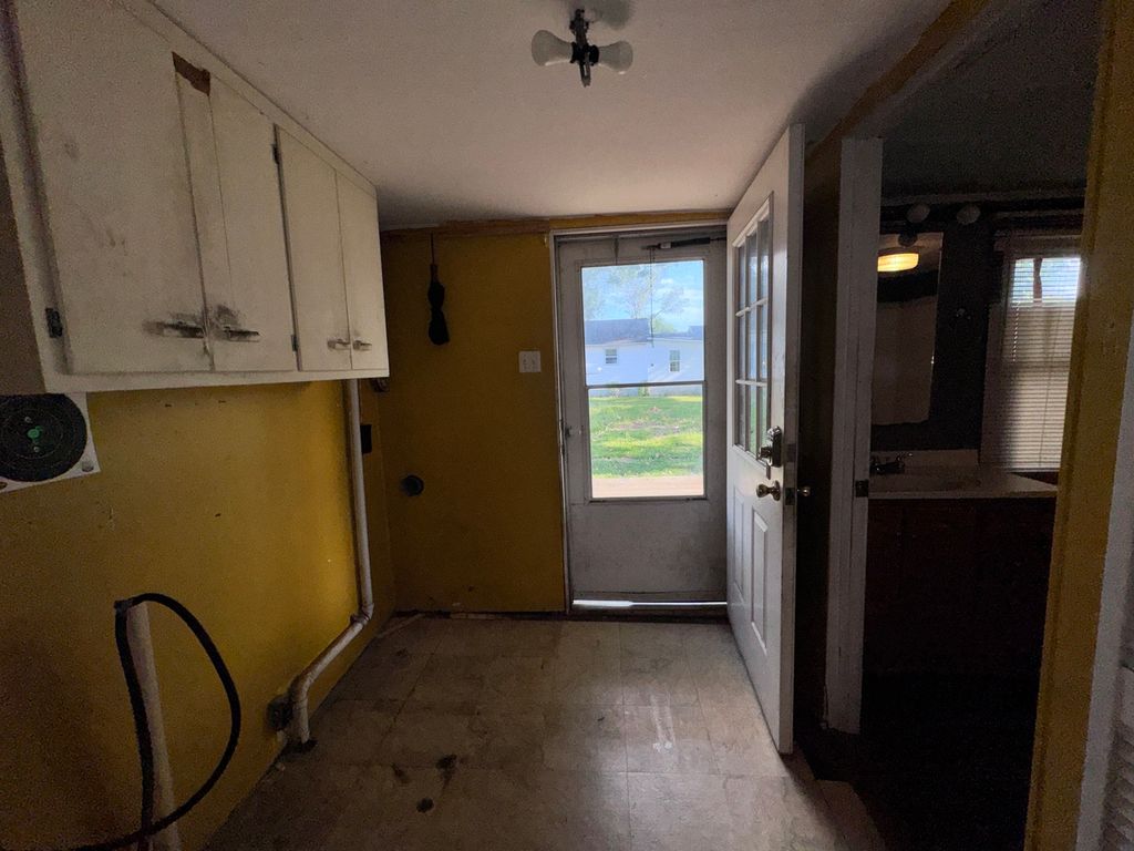 Image 8 of property listing at 1004 S Cherry Street, Centralia, IL 62801