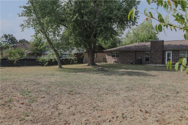 707 Valley West Drive, Rogers, AR 72756