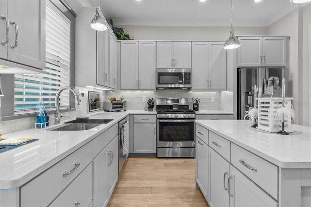 946 HIGHLAND AVENUE 27, Dunedin, FL 34698