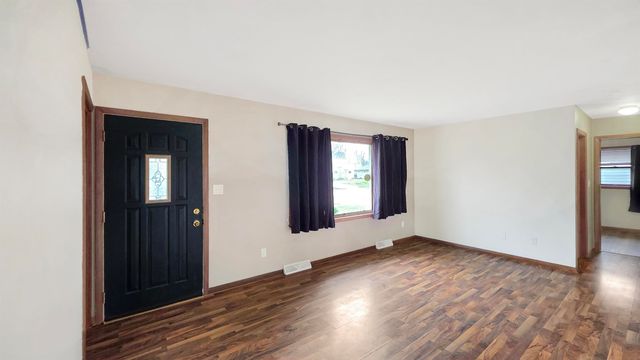 2015 Waterloo Road, Cedar Falls, IA 50613