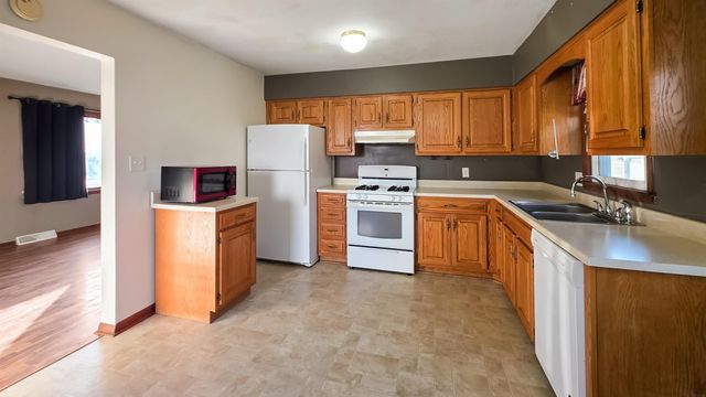 2015 Waterloo Road, Cedar Falls, IA 50613