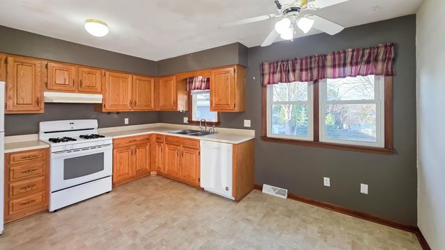 2015 Waterloo Road, Cedar Falls, IA 50613