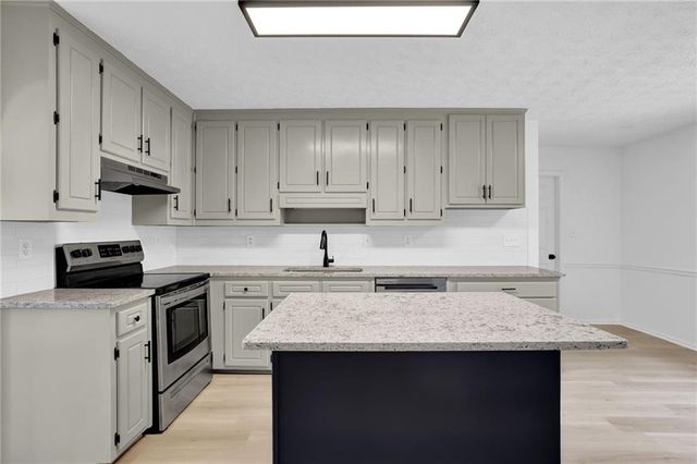 848 Burton Ridge Drive, Loganville, GA 30052