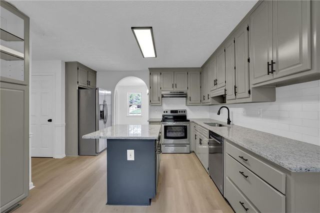 848 Burton Ridge Drive, Loganville, GA 30052