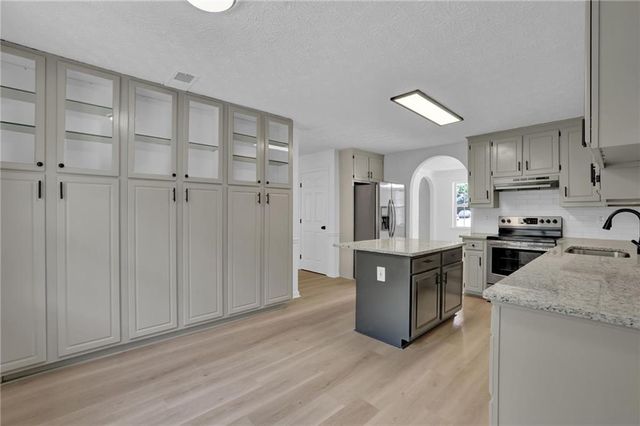 848 Burton Ridge Drive, Loganville, GA 30052