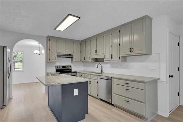 848 Burton Ridge Drive, Loganville, GA 30052