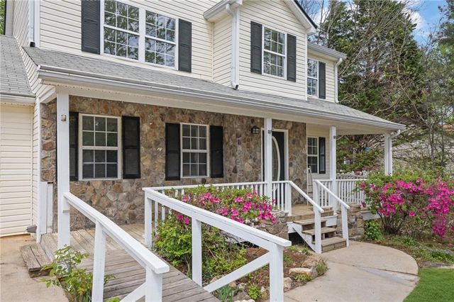 848 Burton Ridge Drive, Loganville, GA 30052