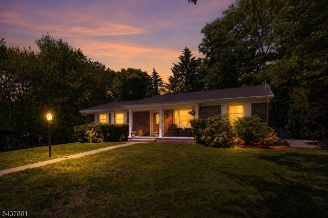 16 Windsor Dr, Jefferson Twp., NJ 07438