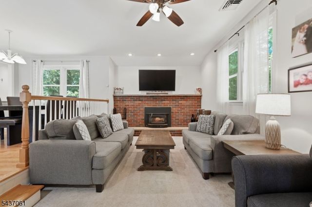 16 Windsor Dr, Jefferson Twp., NJ 07438