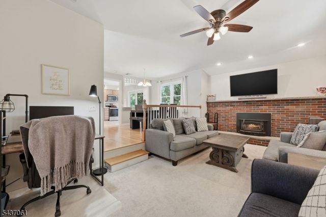 16 Windsor Dr, Jefferson Twp., NJ 07438