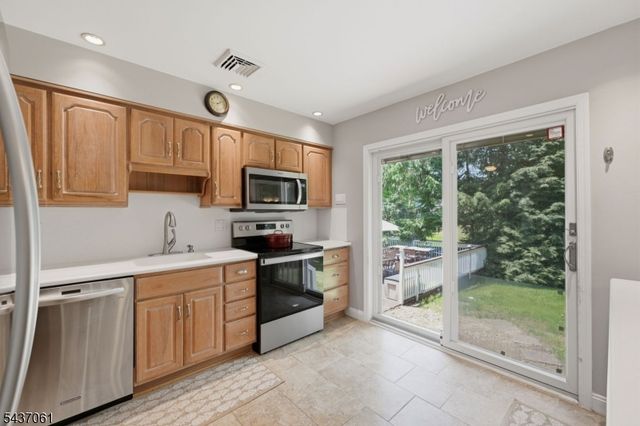 16 Windsor Dr, Jefferson Twp., NJ 07438