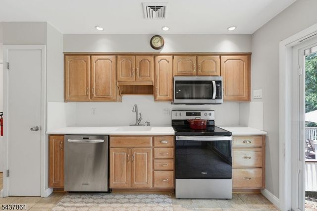 16 Windsor Dr, Jefferson Twp., NJ 07438