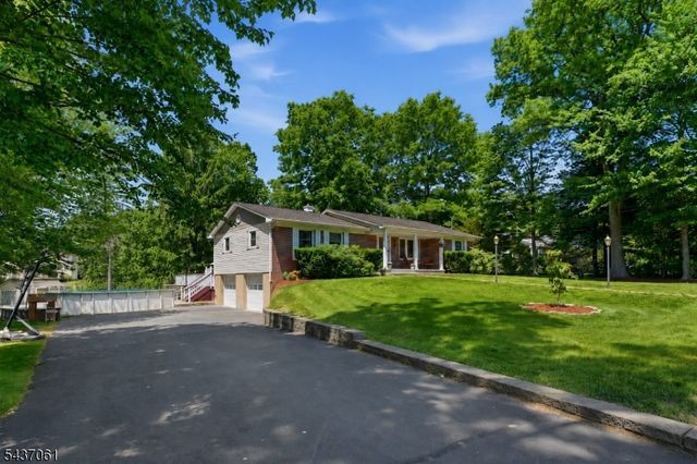 16 Windsor Dr, Jefferson Twp., NJ 07438