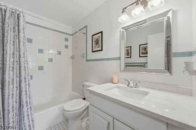 16 Windsor Dr, Jefferson Twp., NJ 07438