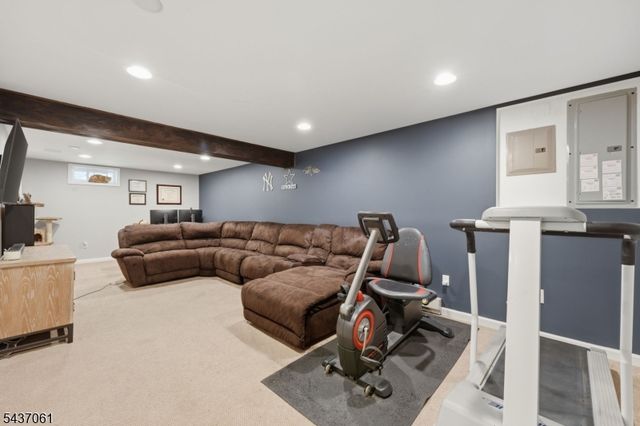 16 Windsor Dr, Jefferson Twp., NJ 07438