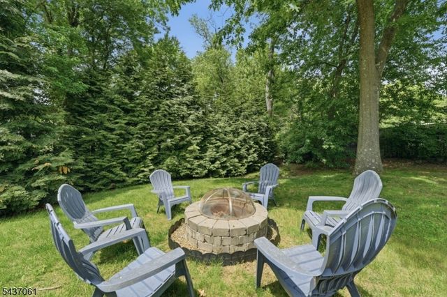 16 Windsor Dr, Jefferson Twp., NJ 07438