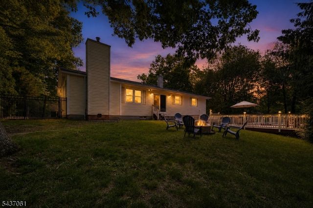 16 Windsor Dr, Jefferson Twp., NJ 07438