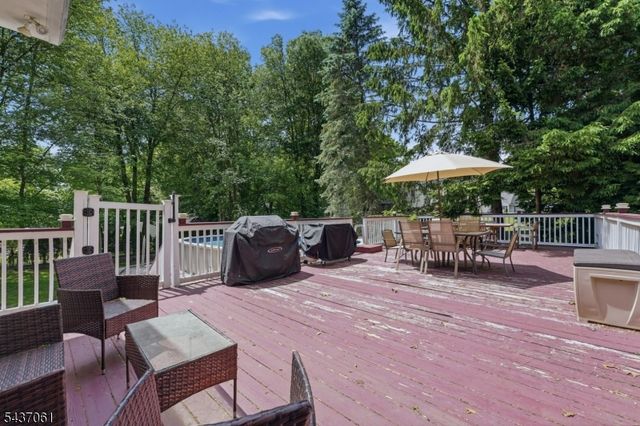 16 Windsor Dr, Jefferson Twp., NJ 07438