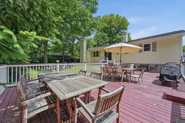 16 Windsor Dr, Jefferson Twp., NJ 07438
