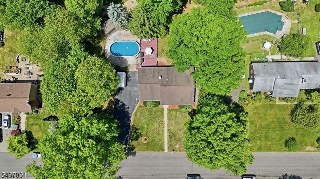 16 Windsor Dr, Jefferson Twp., NJ 07438