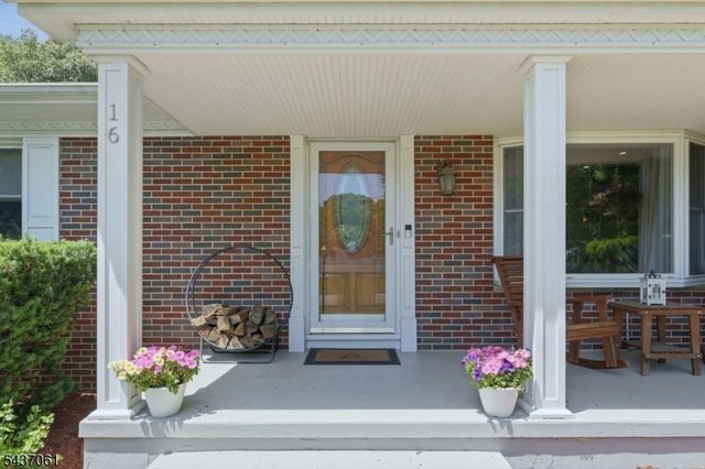 16 Windsor Dr, Jefferson Twp., NJ 07438