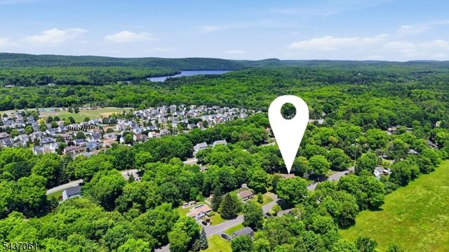 16 Windsor Dr, Jefferson Twp., NJ 07438