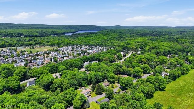 16 Windsor Dr, Jefferson Twp., NJ 07438