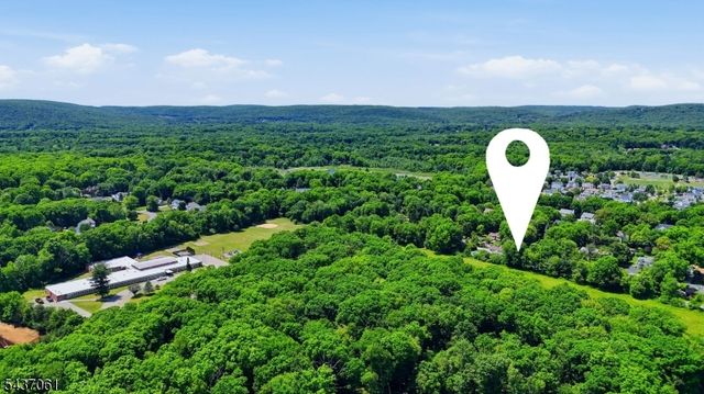 16 Windsor Dr, Jefferson Twp., NJ 07438