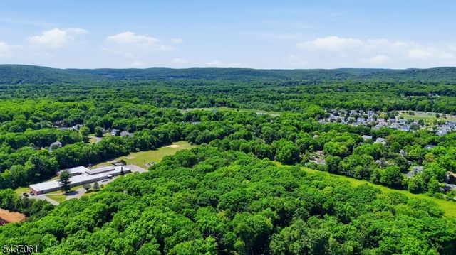 16 Windsor Dr, Jefferson Twp., NJ 07438