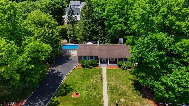 16 Windsor Dr, Jefferson Twp., NJ 07438