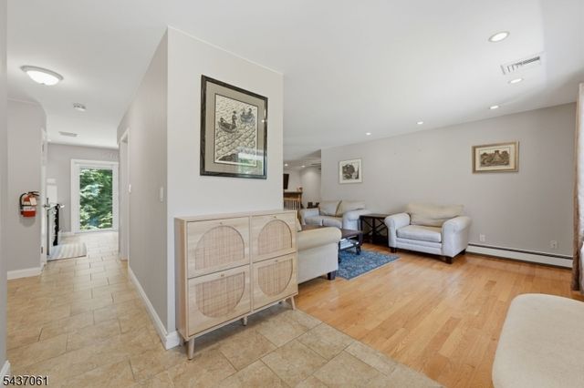 16 Windsor Dr, Jefferson Twp., NJ 07438