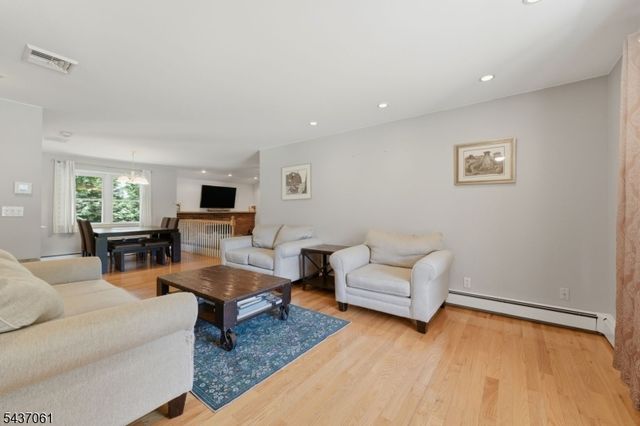 16 Windsor Dr, Jefferson Twp., NJ 07438