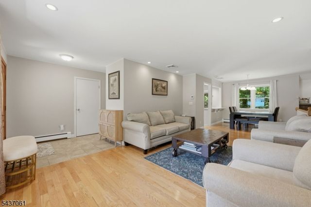 16 Windsor Dr, Jefferson Twp., NJ 07438