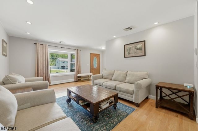 16 Windsor Dr, Jefferson Twp., NJ 07438