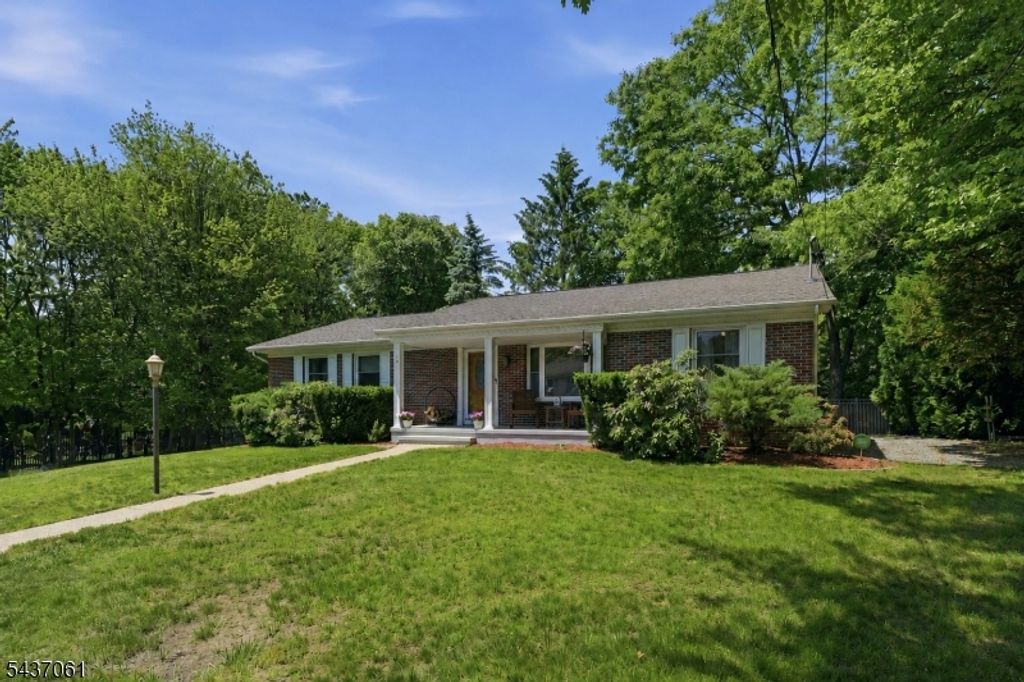 16 Windsor Dr, Jefferson Twp., NJ 07438