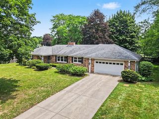 7611 Thrasher Ln, Kalamazoo, MI 49009