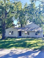 2526 Queen Ridge Drive, Independence, MO 64055